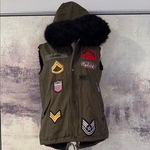 military-style pathed olive parka vest black faux-fur hood trim